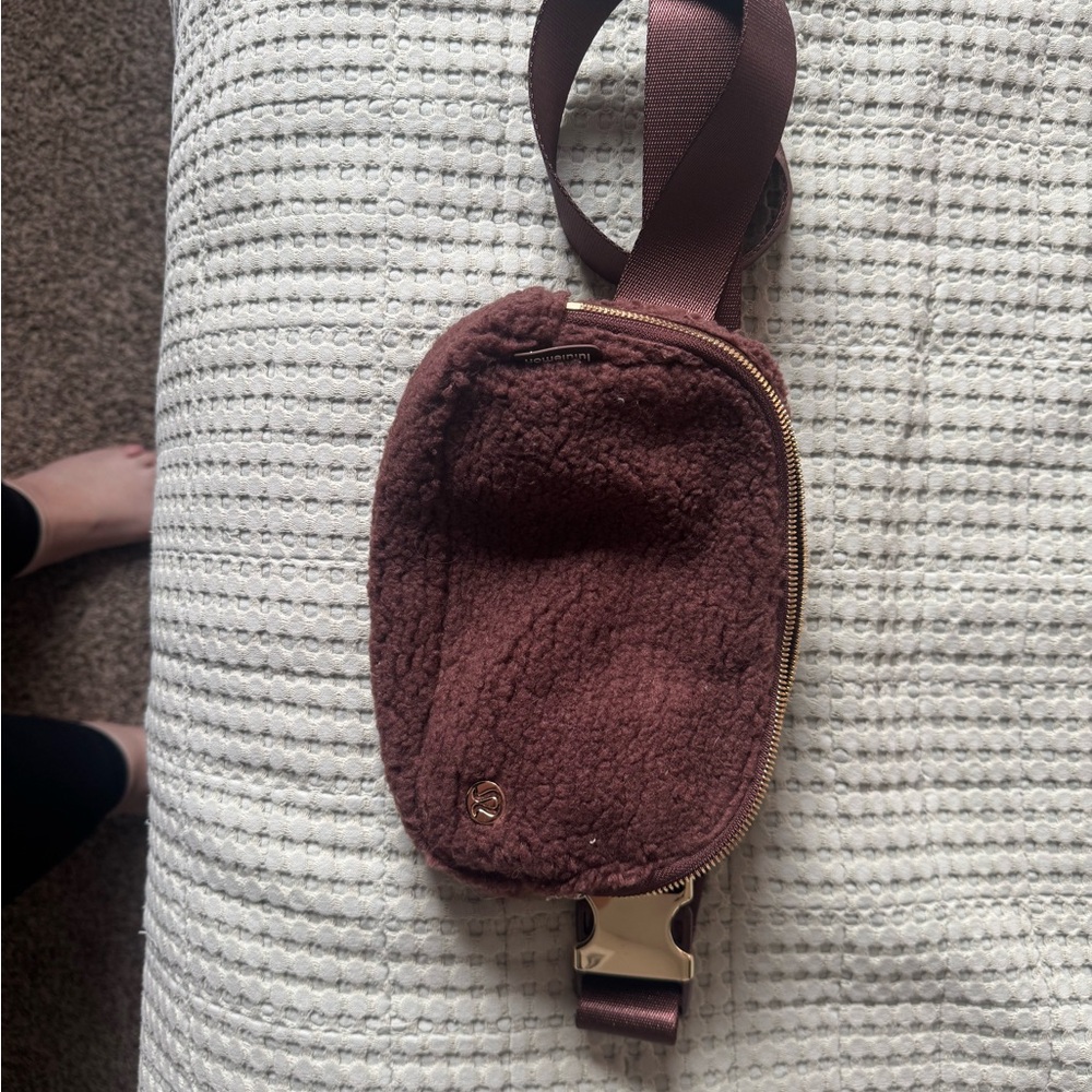 Lululemon Everywhere Belt Bag Brown Sherpa - Picture 2 of 6